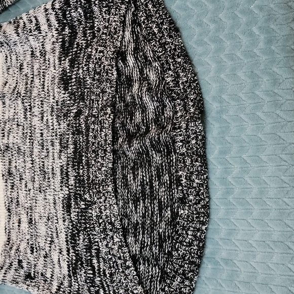 Ladies Sweater - Picture 2 of 8